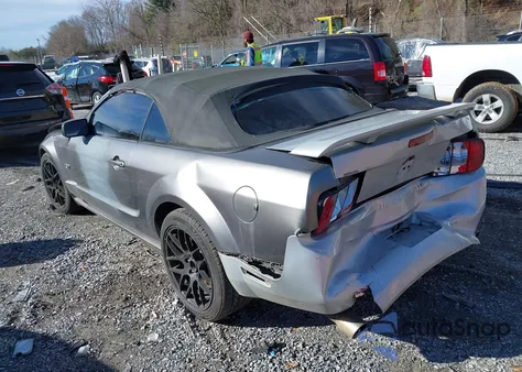 2005 Ford Mustang Gt z USA, uszkodzony, nr VIN 1ZVFT85H255247249